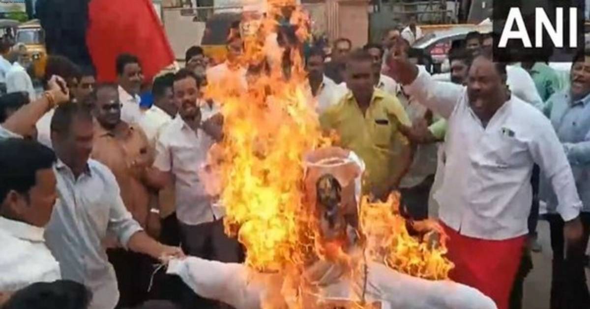 Stalin supporters burn effigy of Ayodhya Seer Paramhans for threat to Udhayanidhi
